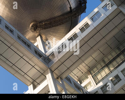 Fuji Television Studios Gebäude, Odaiba, Tokio, JAPAN. Entworfen von dem Architekten Kenzo Tange Stockfoto