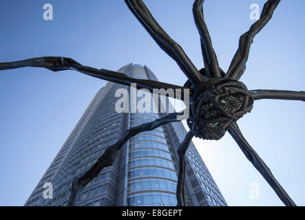 Maman (1999) ich bronze, Edelstahl und Marmor Skulptur der Spinne von der Künstlerin Louise Bourgeois am Fuße des Mori Tower Stockfoto