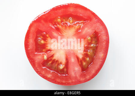 frische saftige Tomatenscheibe isoliert auf weiss Stockfoto