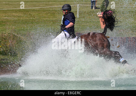 Aaron Millar auf Isle Tal verliebt sich in das Wasser bei Barbury Castle Horse Trials 2013 Stockfoto