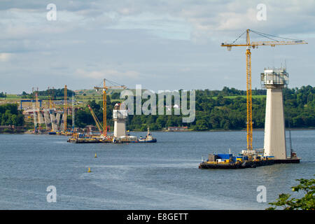 Neue Hängebrücke, Queensferry Crossing, im Bau über Firth of Forth mit Kränen bis in den blauen Himmel in der Nähe von Edinburgh Schottland Stockfoto