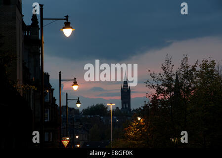 Der Turm von der University of Glasgow durchdringt den Abendhimmel im West End von Glasgow. Stockfoto