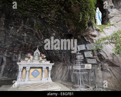 Die Grotte von Lourdes neben St. Marien Dom Tokio Stockfoto