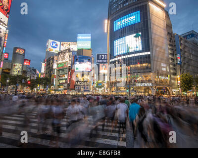 Hachiko Scramble Fußgängerüberweg, Shibuya, Tokyo, Japan. Verkehrsreichsten Fußgängerüberweg in der Welt. Stockfoto