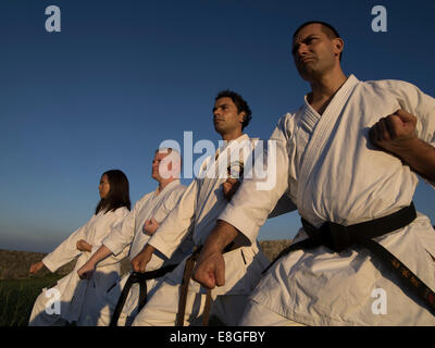 Karatetraining im Morgengrauen Zakimi Schloss, Okinawa, Japan Stockfoto