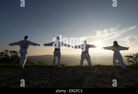 Karatetraining im Morgengrauen Zakimi Schloss, Okinawa, Japan Stockfoto