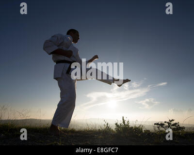 Karatetraining im Morgengrauen Zakimi Schloss, Okinawa, Japan Stockfoto