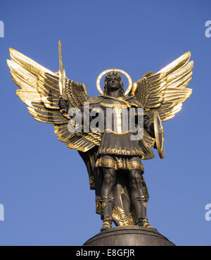 St. Michael der Erzengel-Statue in Independence Square. 7. Oktober 2014. --In den kommenden Tagen, die wir eine leichte Erwärmung erwarten. © Igor Golovniov/ZUMA Draht/Alamy Live-Nachrichten Stockfoto