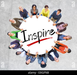 Gruppe von Menschen Hand in Hand um Buchstaben inspirieren Stockfoto
