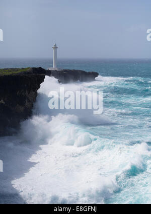 Cape Zanpa - Taifune regelmäßig bringen Regen, Wind, Seegang und hohe Wellen nach Okinawa, Japan Stockfoto