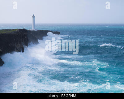 Cape Zanpa - Taifune regelmäßig bringen Regen, Wind, Seegang und hohe Wellen nach Okinawa, Japan Stockfoto