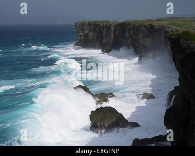 Cape Zanpa - Taifune regelmäßig bringen Regen, Wind, Seegang und hohe Wellen nach Okinawa, Japan Stockfoto