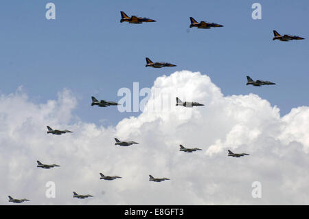 Surabaya, Indonesien. 4. Oktober 2014. 7. Oktober: Indonesien Kämpfer von Indonesien Luftwaffe während der 69. Jahrestag der militärischen Indonesien oder Tentara Nasional Indonesia (TNI) im indonesischen Marine Eastern Fleet am 7. Oktober 2014 in Surabaya, Ost-Java, Indonesien. 69. TNI-Jubiläum sind Bigest Aniversary mit massiven festlich und mit der ganzen Kraft der wichtigsten Instrumente der Waffensysteme der Indonesien Marine, Indonesien Armee und Luftwaffe Indonesien. © Sijori Bilder/ZUMA Draht/Alamy Live-Nachrichten Stockfoto