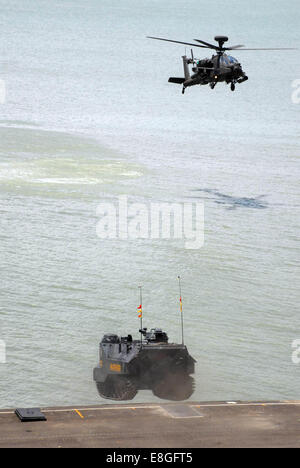 Surabaya, Indonesien. 4. Oktober 2014. 7. Oktober: Indonesien Marine während der 69. Jahrestag der militärischen Indonesien oder Tentara Nasional Indonesia (TNI) im indonesischen Marine Eastern Fleet am 7. Oktober 2014 in Surabaya, Ost-Java, Indonesien. 69. TNI-Jubiläum sind Bigest Aniversary mit massiven festlich und mit der ganzen Kraft der wichtigsten Instrumente der Waffensysteme der Indonesien Marine, Indonesien Armee und Luftwaffe Indonesien. © Sijori Bilder/ZUMA Draht/Alamy Live-Nachrichten Stockfoto