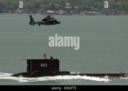 Surabaya, Indonesien. 4. Oktober 2014. 7. Oktober: Indonesien Kriegsschiffe von Indonesien Marine während der 69. Jahrestag der militärischen Indonesien oder Tentara Nasional Indonesia (TNI) im indonesischen Marine Eastern Fleet am 7. Oktober 2014 in Surabaya, Ost-Java, Indonesien. 69. TNI-Jubiläum sind Bigest Aniversary mit massiven festlich und mit der ganzen Kraft der wichtigsten Instrumente der Waffensysteme der Indonesien Marine, Indonesien Armee und Luftwaffe Indonesien. © Sijori Bilder/ZUMA Draht/Alamy Live-Nachrichten Stockfoto