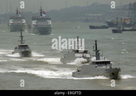 Surabaya, Indonesien. 4. Oktober 2014. 7. Oktober: Indonesien Kriegsschiffe von Indonesien Marine während der 69. Jahrestag der militärischen Indonesien oder Tentara Nasional Indonesia (TNI) im indonesischen Marine Eastern Fleet am 7. Oktober 2014 in Surabaya, Ost-Java, Indonesien. 69. TNI-Jubiläum sind Bigest Aniversary mit massiven festlich und mit der ganzen Kraft der wichtigsten Instrumente der Waffensysteme der Indonesien Marine, Indonesien Armee und Luftwaffe Indonesien. © Sijori Bilder/ZUMA Draht/Alamy Live-Nachrichten Stockfoto