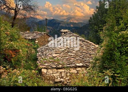 Alte Steinhäuser Argyro Pigadi Village, Oreini ("bergigen") Nafpaktia, Etoloakarnania, Griechenland. Stockfoto