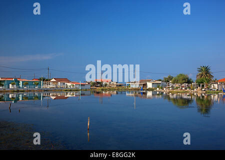 Traditionellen Pfahlbauten Hütten (von den Einheimischen "Peladas" genannt), in Tourlida, Lagune von Messolonghi, Etoloakarnania, Griechenland. Stockfoto