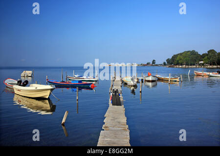 Kleiner Fischerhafen in Tourlida, Lagune von Messolonghi, Etoloakarnania, Griechenland. Stockfoto