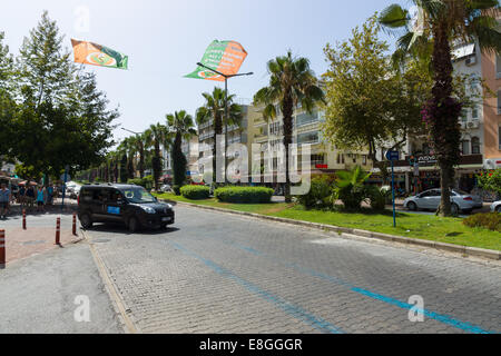 ALANYA, Türkei - 27. Juni 2014: Boulevard. Alanya ist ein beliebter mediterraner Ferienort Stockfoto