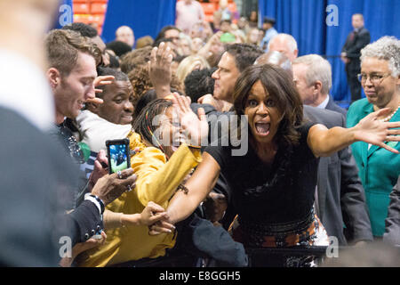 First Lady Michelle Obama empfängt die Gäste während der Veranstaltung eine Kampagne für Illinois Gouverneur Pat Quinn an der University of Illinois Stockfoto
