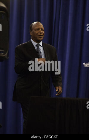 Chicago, IL, USA. 7. Oktober 2014. Jesse White erhält die Masse bei einer demokratischen Kundgebung in Chicago am 7. November 2014 angefeuert. Bildnachweis: Karen I. Hirsch/ZUMA Wire/ZUMAPRESS.com/Alamy Live-Nachrichten Stockfoto