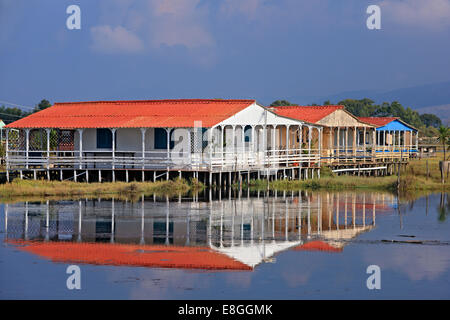 Traditionellen Pfahlbauten Hütten (von den Einheimischen "Peladas" genannt), in Tourlida, Lagune von Messolonghi, Etoloakarnania, Griechenland. Stockfoto