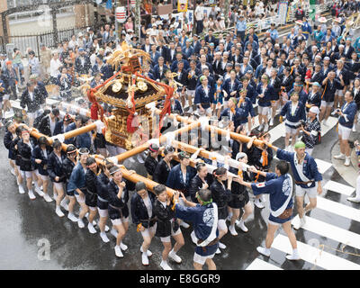 Durchführung der Mikoshi in Fukagawa Fetival aka Wasser werfen Festival am Tomioka Hachimangu Schrein, Tokyo, Japan statt Stockfoto