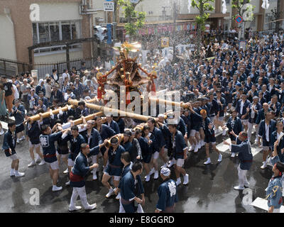 Durchführung der Mikoshi in Fukagawa Fetival aka Wasser werfen Festival am Tomioka Hachimangu Schrein, Tokyo, Japan statt Stockfoto