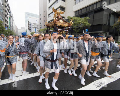 Durchführung der Mikoshi in Fukagawa Fetival aka Wasser werfen Festival am Tomioka Hachimangu Schrein, Tokyo, Japan statt Stockfoto