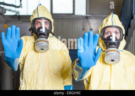 Ebola-Alarm - verbieten zwei Helfer Zugang in PSA (persönliche Schutzausrüstung) Stockfoto