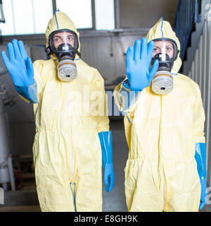 Zwei Gesundheitspersonal warnen von Ebola Stockfoto