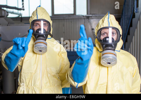 Zwei Gesundheitspersonal warnen von Ebola Stockfoto