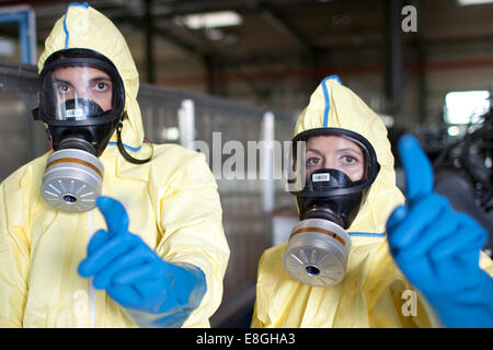 Zwei Gesundheitspersonal warnen von Ebola Stockfoto