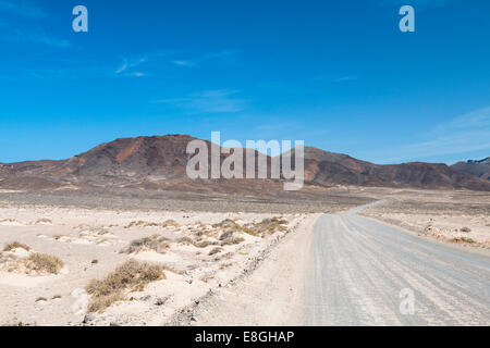 Schotterstraße in den Südwesten von Fuerteventura Stockfoto