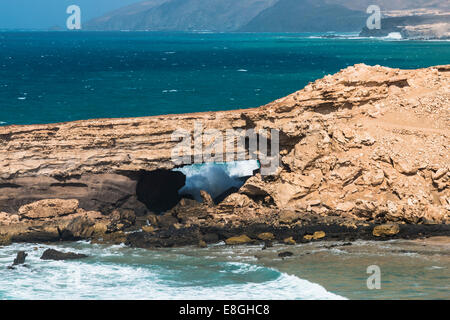 Ein Felsbogen in der Nähe von La Pared in Fuerteventura, Spanien Stockfoto