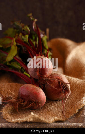 Nahaufnahme frischer Rote Beete auf hessischem Stoff Stockfoto