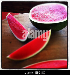 Scheiben Wassermelone auf einem Tisch Stockfoto