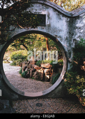 China, Provinz Jiangsu, Suzhou, schöne Runde Eingang, der führt in Suzhous majestätischen Garten weiter Stockfoto