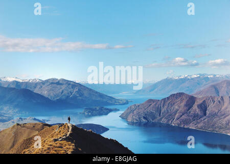 Frau stehend auf Berg, Canterbury, Neuseeland Stockfoto