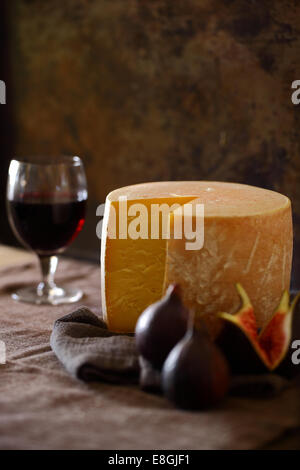 Käse, Feigen und ein Glas Rotwein Stockfoto