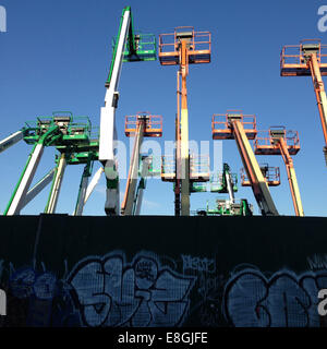 Niedrigen Winkel Blick auf hydraulische Aufzüge hinter einer Mauer Stockfoto