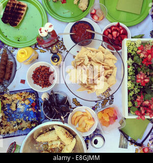 Tabelle mit gegrillte Speisen Stockfoto