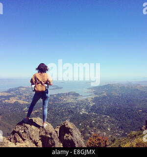 Frau auf Mount Tamalpais Blick auf die Stadt, San Francisco, Kalifornien, USA Stockfoto