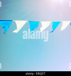 Girlande hängend gegen blauen Himmel Stockfoto