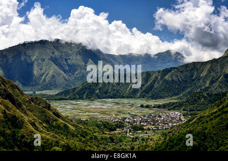 Indonesien, West Nusa Tenggara, Sandubaya, erhöhten Blick auf Dorf Sembalun Stockfoto