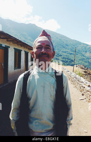 Porträt eines einheimischen nepalesischen Mannes in einem Bergdorf, Nepal Stockfoto