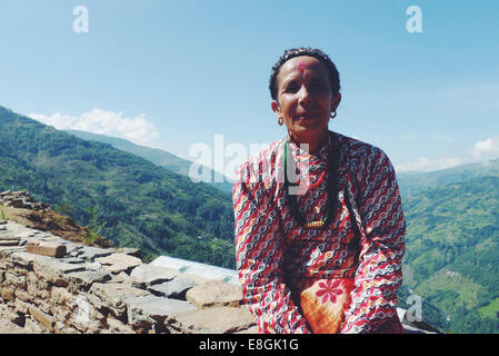 Porträt einer einheimischen nepalesischen Frau in einem Bergdorf, Nepal Stockfoto