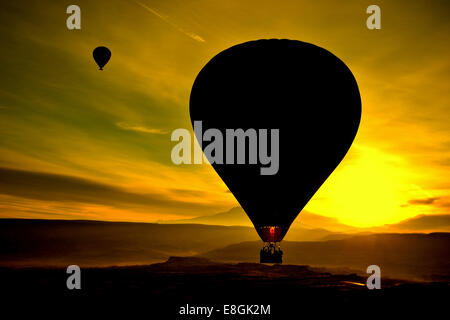 Silhouette von zwei Heißluftballons bei Sonnenuntergang, Avanos, Kappadokien, Anatolien, Türkei Stockfoto