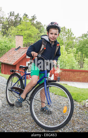 Porträt eines jungen auf dem Fahrrad Stockfoto